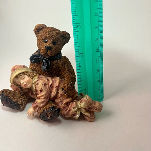 Boyds’ Collection Resin Figurine. #3527, Shelby….Asleep in Teddy’s Arms. - Picture 5 of 6